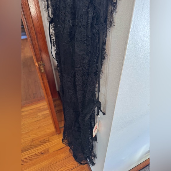 Elegant Black Lace Cover Up - Picture 11 of 12
